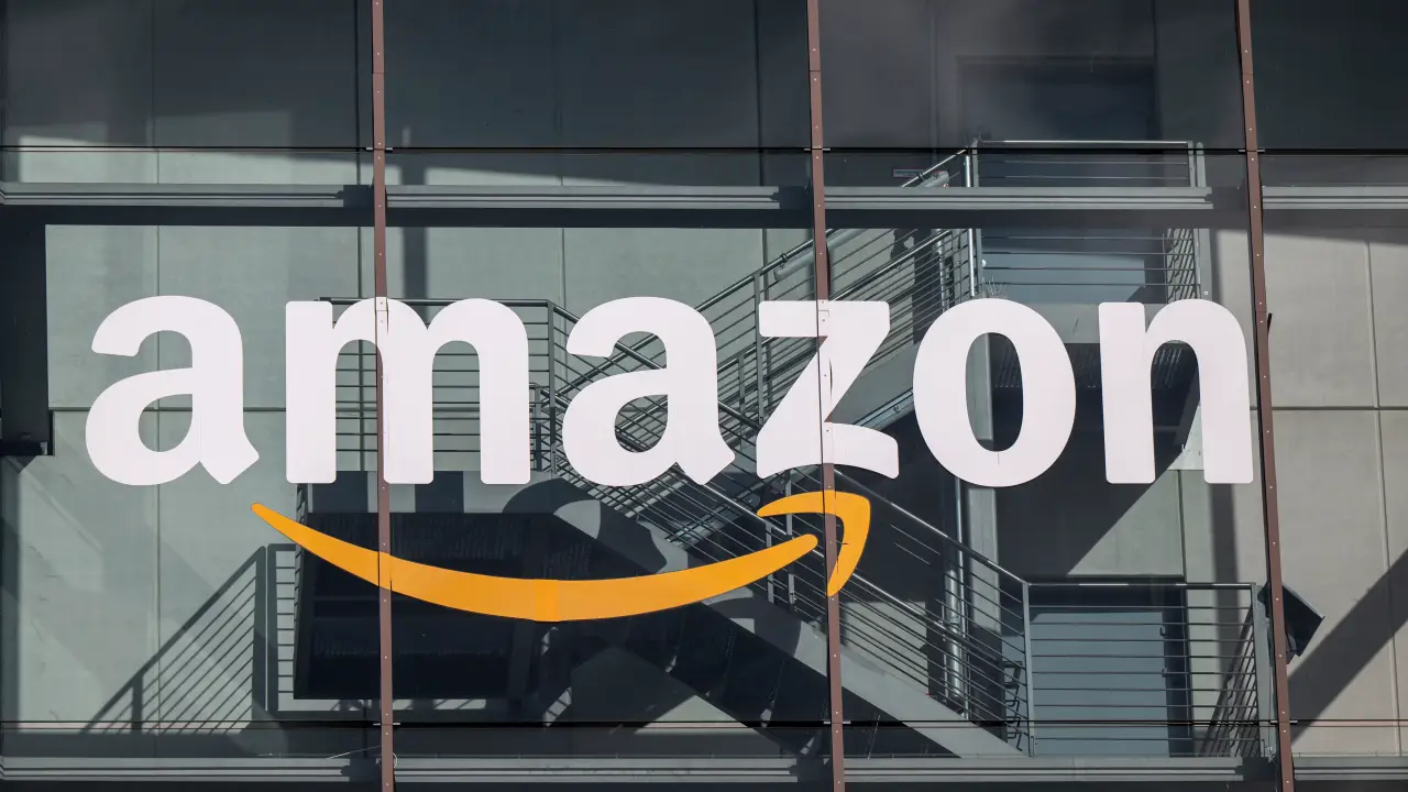 Como a Amazon resolveu enxugar sua estrutura e dobrar a apostas com RPA + IA para redefinir o trabalho